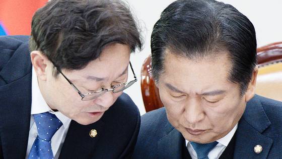 정청래 국회 법제사법위원회 위원장(오른쪽)과 박범계 더불어민주당 간사. 뉴스1