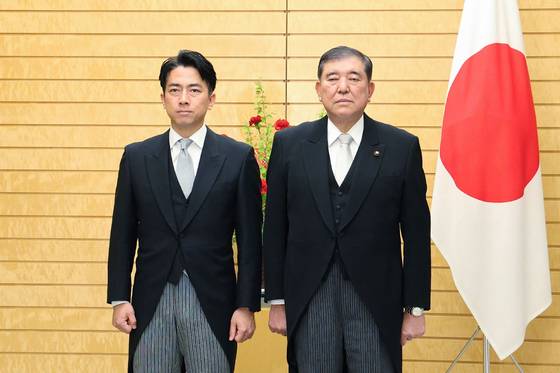 지난 21일 총리 관저에서 고이즈미 신지로(왼쪽) 신임 농림수산상과 이시바 시게루 일본 총리가 기념촬영을 하고 있다. 지지·AFP=연합뉴스