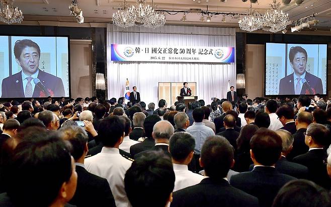 2015년 6월 일본 도쿄 쉐라톤 호텔에서 열린 한·일 국교 정상화 50주년 기념 리셉션에 아베 신조 당시 총리가 참석했다. [중앙포토]