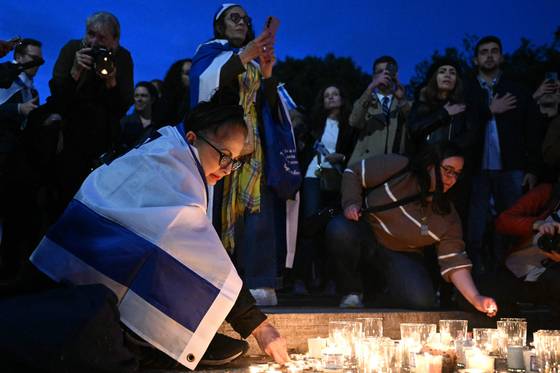 22일 워싱턴 DC 백악관 맞은편 라파예트 광장에서 열린 이스라엘 대사관 직원 추모 집회에서 시민들이 촛불을 밝히고 다. AFP=연합뉴스