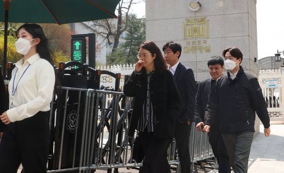 지난달 16일 경찰 비상계엄 특별수사단이 대통령실과 공관촌에 대한압수수색에 나선 가운데 수사관들이 대통령실을 나서는 모습. 사진 대통령실기자단