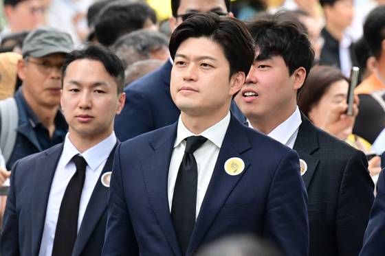 김용태 국민의힘 비상대책위원장이 23일 오후 경남 김해시 봉하마을에서 열린 고 노무현 전 대통령 16주기 추도식에 참석하고 있다. 뉴스1