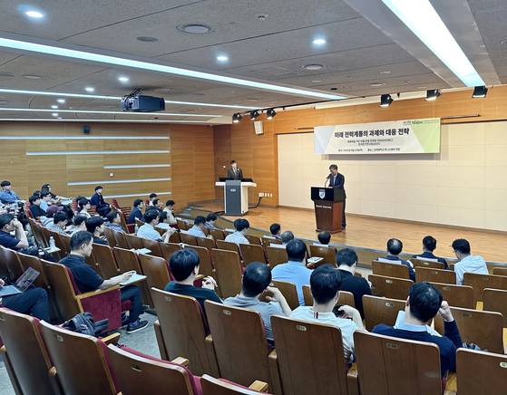 고려대에서 열린 '미래 전력계통의 과제와 대응 전략 포럼'에서 KERI 김석주 연구부원장이 환영사를 하고 있다.