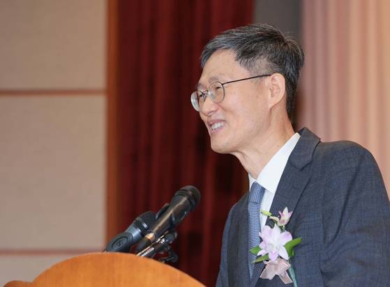 문형배 전 헌법재판소장 권한대행이 지난달 18일 서울 종로구 헌법재판소에서 열린 퇴임식에서 퇴임사를 하고 있다. 연합뉴스