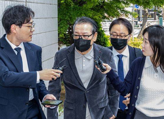 억대 불법 정치자금 수수 혐의로 불구속 기소된 무속인 '건진법사' 전성배씨가 지난 12일 서울 양천구 서울남부지방법원에서 열린 두 번째 공판에 출석하고 있다. 뉴스1