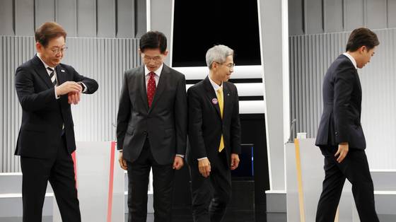 이재명 더불어민주당(왼쪽부터), 김문수 국민의힘, 이준석 개혁신당, 권영국 민주노동당 대통령 후보가 23일 서울 영등포구 KBS본관 스튜디오에서 중앙선거방송토론위원회 주관 제21대 대통령선거 2차 후보자 토론회 시작에 앞서 기념 촬영을 마친 뒤 자리로 향하고 있다. 뉴스1