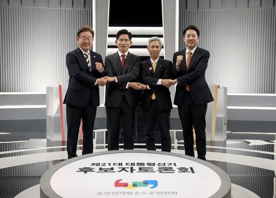 이재명 더불어민주당(왼쪽부터), 김문수 국민의힘, 이준석 개혁신당, 권영국 민주노동당 대통령 후보가 23일 서울 영등포구 KBS본관 스튜디오에서 중앙선거방송토론위원회 주관 제21대 대통령선거 2차 후보자 토론회 시작에 앞서 기념 촬영을 하고 있다.뉴스1