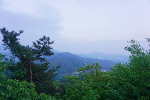 ▲ 명봉산 정상에서 바라본 풍경. 마주보는 산은 흥업면 백운산