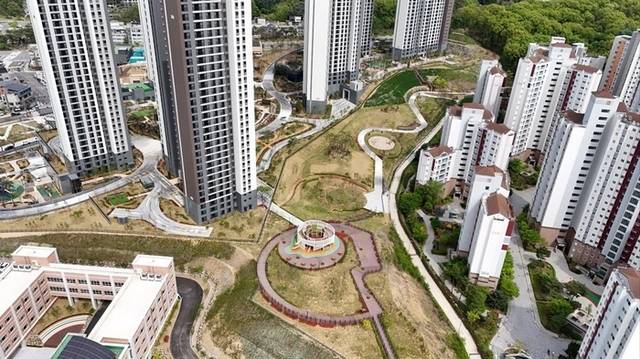 ▲ 최근 조성이 완료된 원주 민간 중앙근린공원 2구역내 들어선 솔샘배움터.