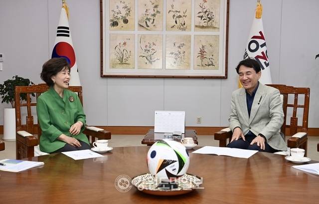 ▲ 박선영 진실화해를위한과거사정리위원회 위원장이 23일 도청을 방문, 김진태 도지사와 환담을 나누고 있다. 방도겸 기자