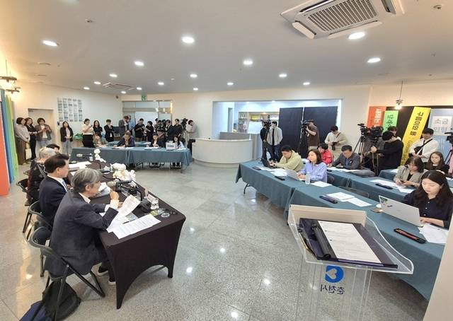 ▲ 육동한 춘천시장과 캐런 스미스 유니마(UNIMA, 국제인형극연맹) 본부 회장, 최준호 유니마코리아 이사장 등은 23일 춘천인형극박물관에서 공동 기자회견을 열고 유니마총회와 춘천세계인형극제 개막을 선언했다.