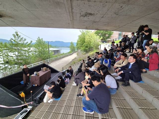 ▲ 육동한 춘천시장과 캐런 스미스 유니마(UNIMA, 국제인형극연맹) 본부 회장이 23일 춘천인형극박물관에서 공동 기자회견을 열고 유니마총회와 춘천세계인형극제 개막을 선언한 이후 시민들과 인형극 작품을 감상하고 있다.