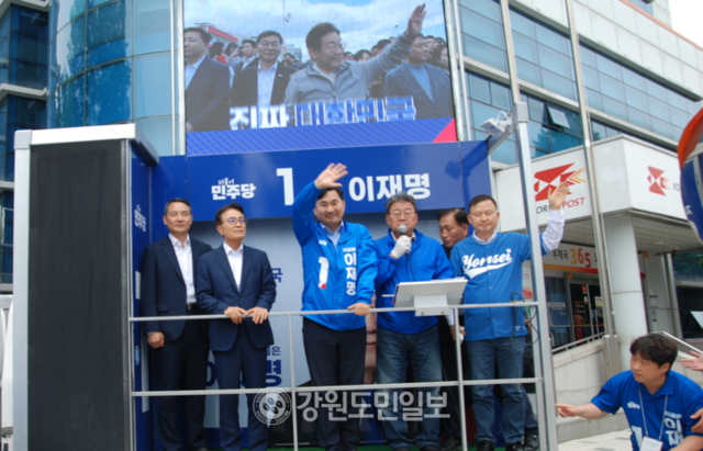 ▲ 더불어민주당 장성유세단이 23일 화천읍 시가지에서 이재명 후보 지지를 호소하고 있다.