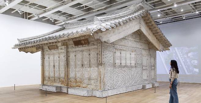 서도호가 어린 시절 살았던 한옥집을 탁본해 재현한 ‘Rubbing/Loving Project: Seoul Home’(2013~2022).  ⓒTate Photography