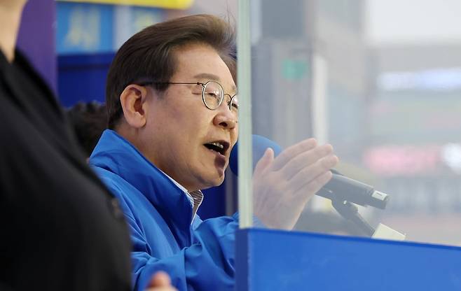 이재명 더불어민주당 대선 후보가 20일 오후 경기 김포시 구래역 문화의 거리에서 열린 김포 유세에서 연설을 하고 있다. 국회사진기자단