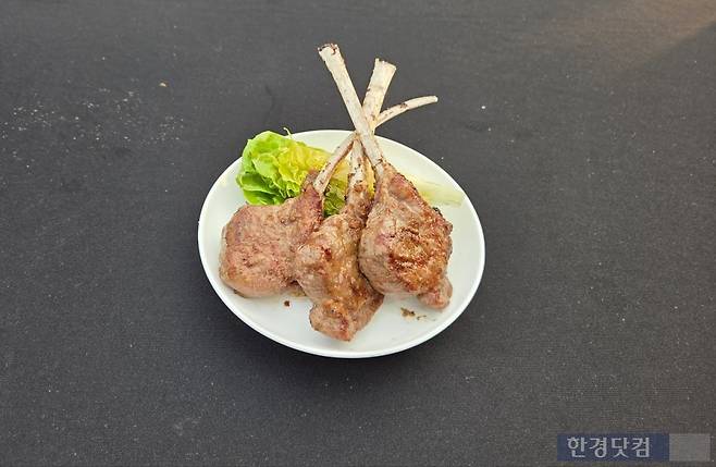 지난 22일 서울 영등포구 글래드 호텔에서 열린 호주축산공사 '호주청정램 쇼케이스'에서 박가람 셰프가 시연한 요리./사진=박수림 기자