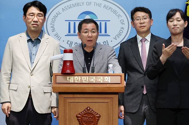 국민의힘 이상휘 국민사이렌센터장이 21일 국회 소통관에서 더불어민주당 이재명 후보 룸살롱 성격 술집 출입 의혹을 주장하는 기자회견을 열었다. / 사진=연합뉴스