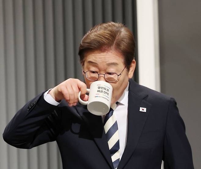 더불어민주당 이재명 대선후보가 23일 서울 여의도 KBS 스튜디오에서 열린 제21대 대선 2차 후보자 토론회를 준비하며 목을 축이고 있다. 연합뉴스