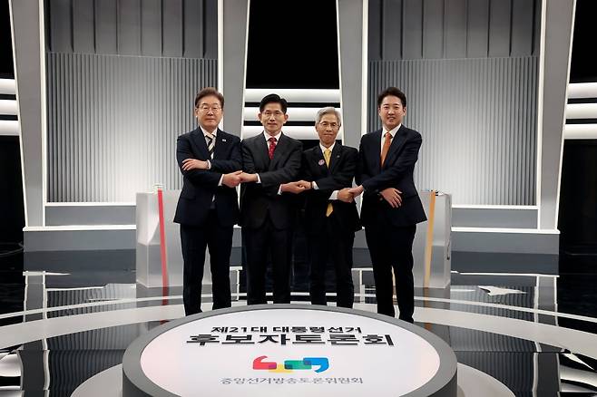 이재명 더불어민주당(왼쪽부터), 김문수 국민의힘, 이준석 개혁신당, 권영국 민주노동당 대통령 후보가 23일 서울 영등포구 KBS본관 스튜디오에서 중앙선거방송토론위원회 주관 제21대 대통령선거 2차 후보자 토론회 시작에 앞서 기념 촬영을 하고 있다./사진=뉴스1