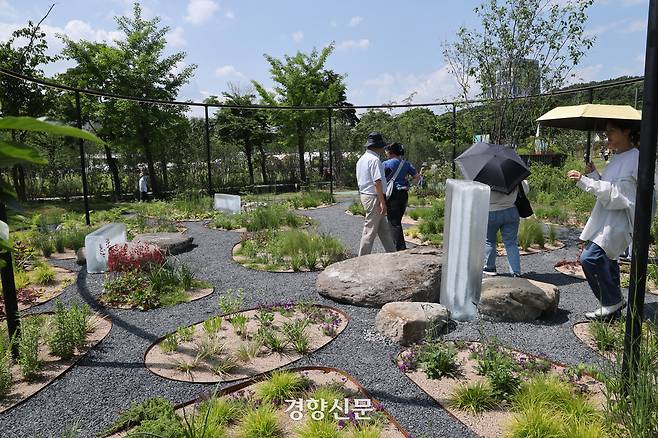 22일 서울 동작구 보라매공원에서 열린 2025 서울국제정원박람회를 찾은 시민들이 작가정원을 관람하고 있다. 2025.5.22. 정지윤 선임기자