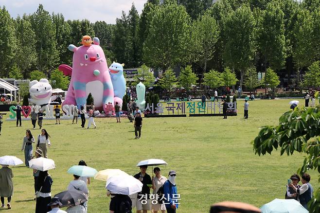 22일 서울 동작구 보라매공원에서 열린 2025 서울국제정원박람회를 찾은 시민들이 산책을 즐기고 있다. 2025.5.22. 정지윤 선임기자