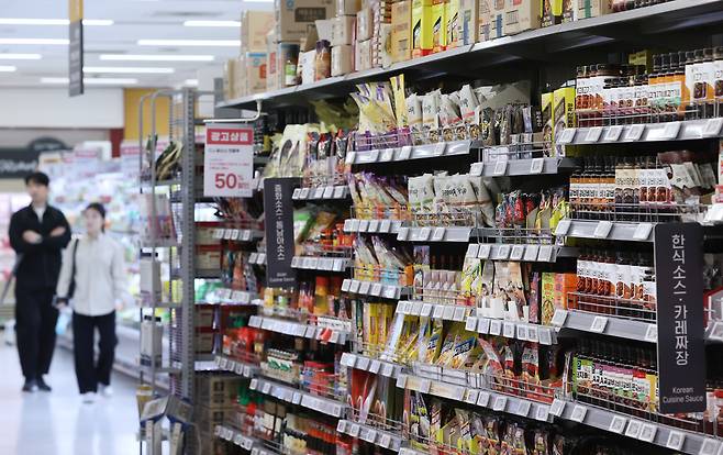 서울의 한 대형마트에 진열된 식품류 모습. 연합뉴스