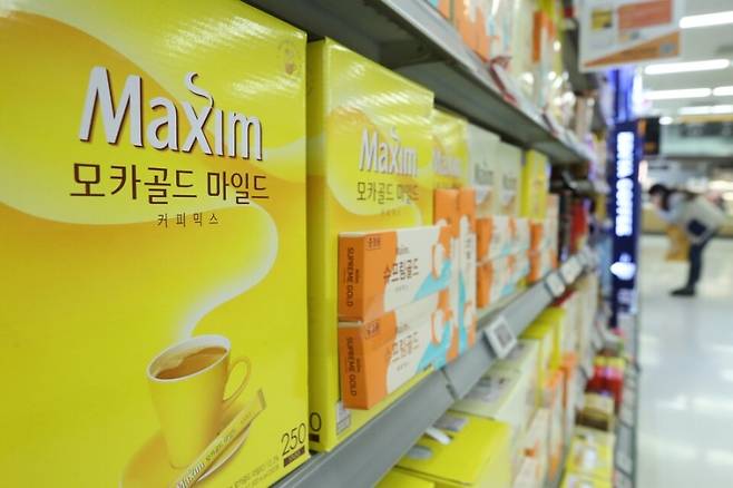 대형마트에 진열된 맥심 모카골드 마일드 제품. 연합뉴스