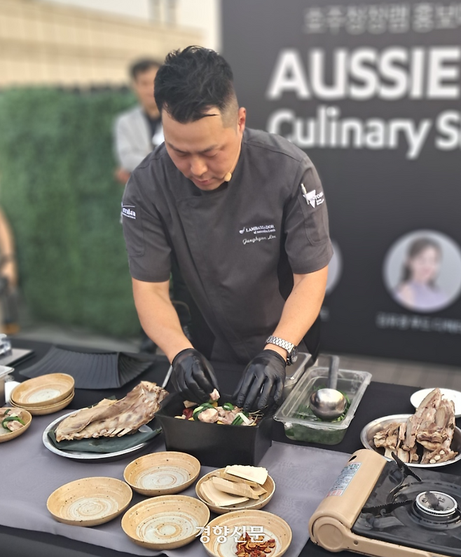 양배갈비 수육을 시연하고 있는 이정현 셰프.