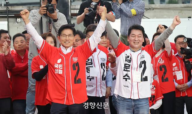 김문수 국민의힘 대선 후보가 지난 19일 서울 중구 서울역 광장에서 열린 유세에서 안철수 공동선거대책위원장과 함께 손을 들어 인사하고 있다. 한수빈 기자