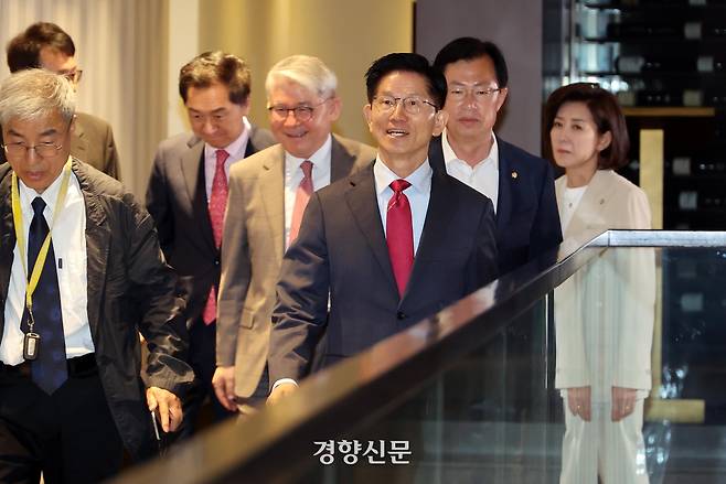 국민의힘 김문수 대선 후보가 23일 중구 더플라자호텔 서울에서 열린 ‘2025년 제3회 국가와 민족을 위한 조찬기도회’에 참석하고 있다. 성동훈 기자