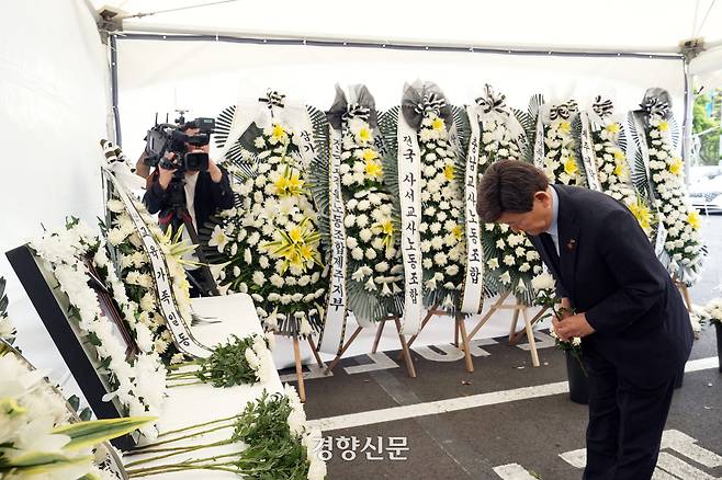 제주도교육청은 23일 교육청 앞마당에 A교사의 분향소를 설치했다.  도교육청 제공