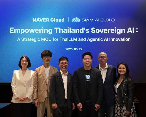From left: Naver CEO Choi Soo-yeon, Naver Chair Lee Hae-jin, Naver Cloud CEO Kim Yoo-won, Siam AI Cloud CEO Ratanaphon Wongnapachant and Raymond Teh, head of Nvidia Asia-Pacific, pose for a photo after signing a memorandum of understanding on May 22 to jointly develop a Thai-language large language model and AI agents. [NAVER CLOUD]