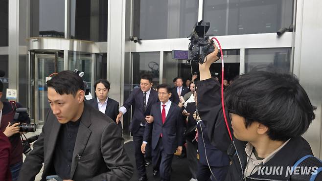 김문수 국민의힘 대선 후보가 지난 9일 국민의힘 의원총회에서 당 지도부와 격돌 후 퇴장하고 있다. 임현범 기자