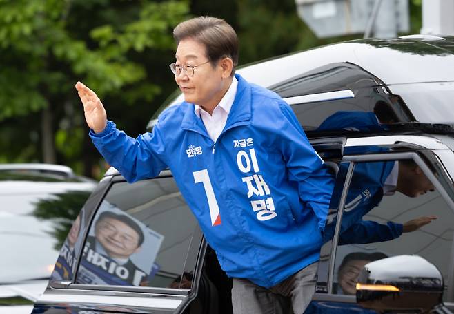더불어민주당 이재명 대선 후보가 22일 경남 양산워터파크공원에서 열린 집중유세 현장에 도착해 하차하고 있다. 연합뉴스