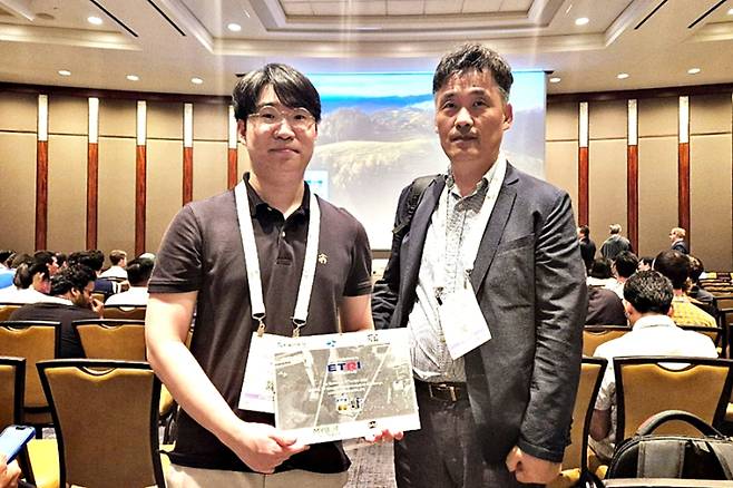 ICRA 2025 필드 로보틱스 워크샵 챌린지에서 2위를 차지한 ETRI 김원준 석사후연구원(왼쪽)과 ETRI 변우진 대경권연구본부장. ETRI