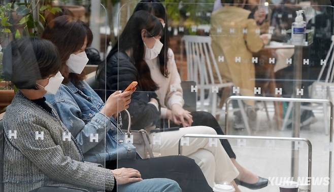 서울 시내 한 백화점을 찾은 시민들이 마스크를 착용하고 있다. 쿠키뉴스 자료사진