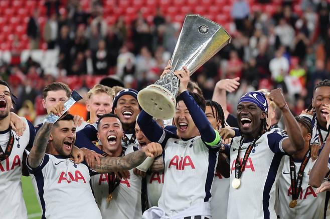 2024-2025 유로파 리그 우승컵을 들어올린 토트넘 홋스퍼의 주장 손흥민. EPA연합뉴스