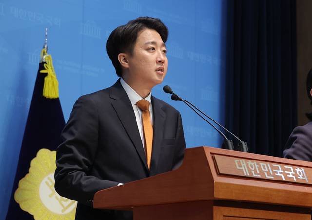 개혁신당 이준석 대선 후보가 22일 서울 여의도 국회 소통관에서 국민의힘 김문수 대선 후보와의 단일화 요구에 대한 입장 발표 기자회견을 하고 있다. 연합뉴스