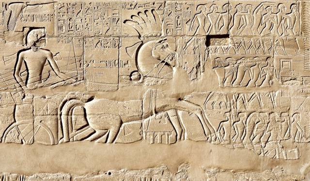 이집트 카르나크 신전 세 번째 탑문 좌측 벽에 새겨진 ‘세티 1세 전투 장면’. PCKBOOKS 제공