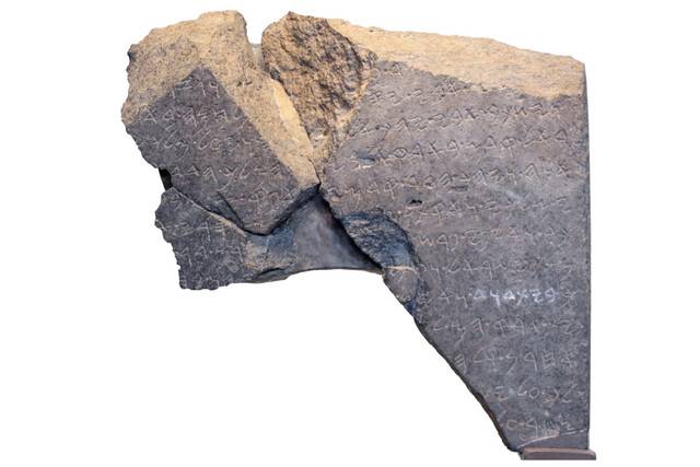 이스라엘박물관이 소장한 ‘텔 단 석비’ 사진. 다윗 왕조를 상징하는 ‘다윗의 집’이 새겨져 있다. PCKBOOKS 제공