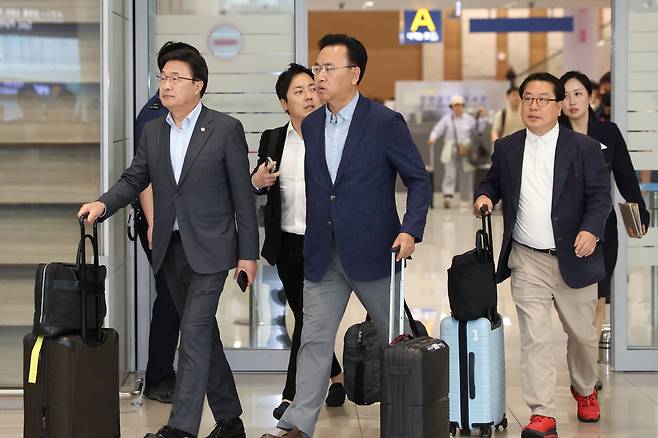 하와이 특사단이 홍준표 전 시장과 이틀간의 만남을 가진 뒤 21일 오후 인천국제공항 제2터미널을 통해 귀국하고 있다. 뉴시스