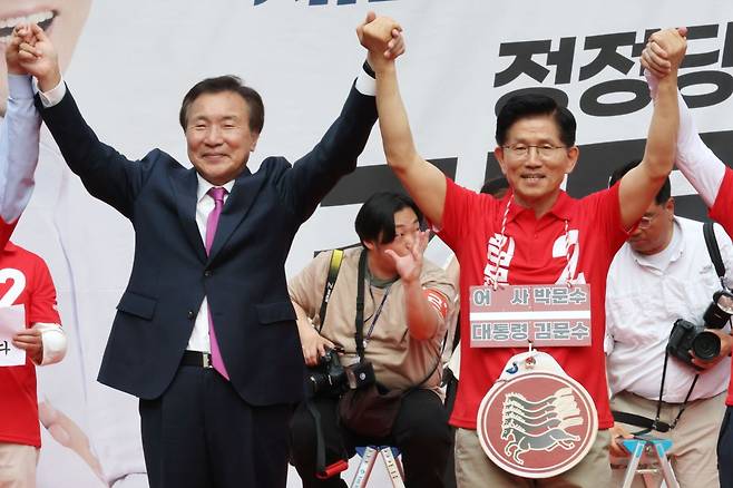 김문수 국민의힘 대선 후보가 22일 경기 광명시 철산로데오거리에서 열린 유세에서 손학규 전 바른미래당 대표와 함께 시민들에게 인사하고 있다. 연합뉴스