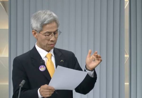 21대 대선 두번째 TV토론이 개최된 23일 권영국 민주노동당 대선 후보가 왼손에 한자 ‘민(民·백성 민)’을 적어놓은 모습. 유튜브 캡처