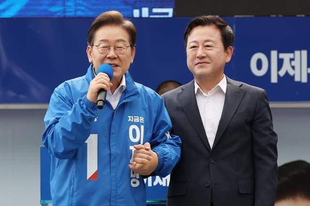 더불어민주당 이재명 대선후보가 지난 17일 광주광역시 서구 김대중컨벤션센터 광장에서 열린 집중 유세에서 이 후보 지지를 선언한 김용남 전 의원을 소개하고 있다. 연합뉴스