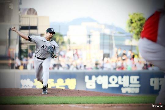 투구하는 쿠에바스. 사진[연합뉴스]