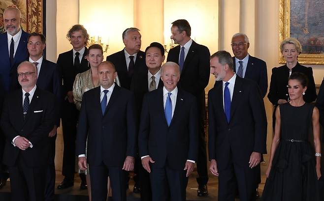 윤석열 대통령이 스페인 마드리드 왕궁에서 열린 펠리페 6세 스페인 국왕 내외 주최 만찬에 참석. 조 바이든 미국 대통령 등 참석자들과 기념촬영을 하고 있다. 2022.6.28 출처 = 연합뉴스