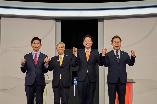 ▲각 대선 후보들이 지난 18일 첫 TV토론에 참여하고 있다. 사진=더불어민주당