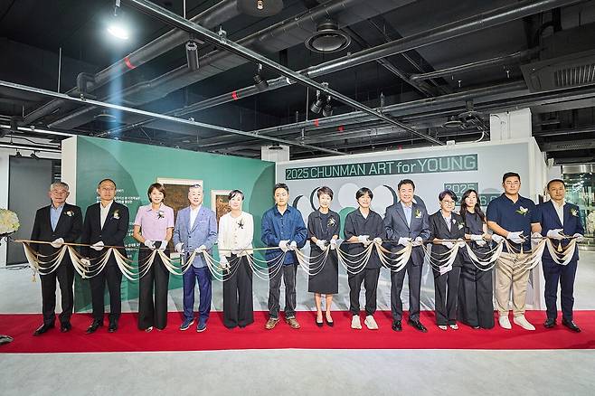 22일 서울 용산구 노들갤러리에서 이만득 삼천리 회장(왼쪽 넷째)이 '2025 천만 아트 포 영' 개최를 기념하며 테이프 커팅식을 진행하고 있다. 삼천리그룹
