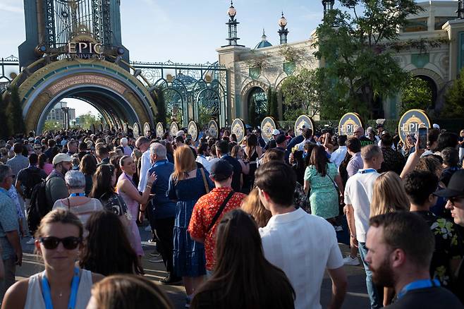 21일(현지시간) 미국 플로리다주 올랜도에서 유니버설의 ‘에픽 유니버스’ 테마파크 개장 행사에 참석하기 위해 많은 사람들이 도착하고 있다. 로이터연합뉴스