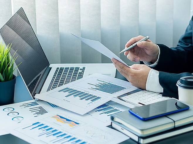 UAE는 2023년 법인세 제도 시행과 함께, OECD 기준의 이전가격 규정을 전면 도입했다. 이에 따라 일정 조건을 충족하는 기업은 TP 정책을 수립하고 관련 서류를 보관·제출해야 할 의무가 생겼다. /사진=DALL.E